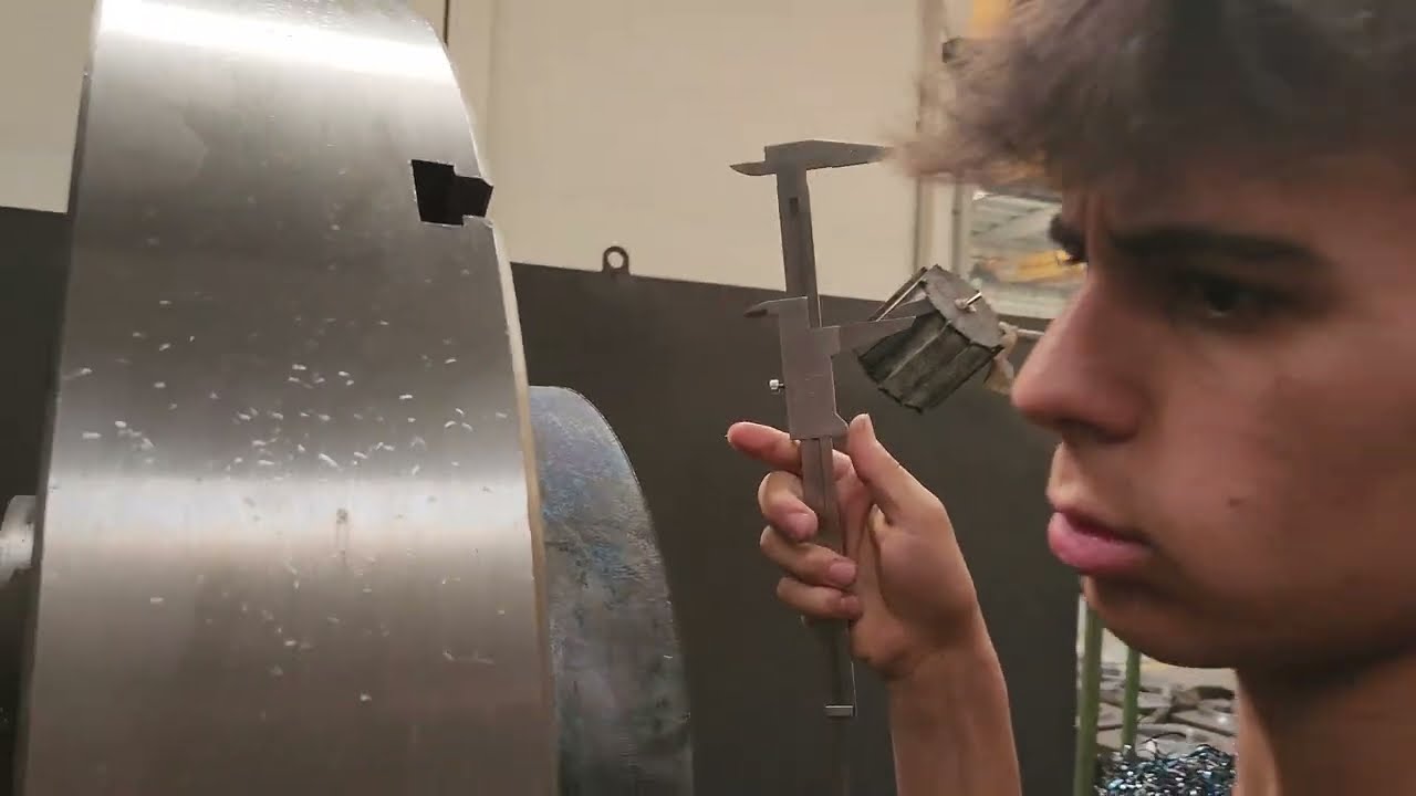 Devasa TORNA Makinesi Kullanan Küçük Çocuk TORNA