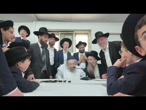 🫠מתוק ומרגש, מנהיג הדור הרב לנדו ממרום גילו יושב עם צעירי הצאן ובוחן אותם בסוגיות מסכת קידושין.