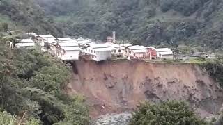CRECIENTE DE RIO BLANCO SE DERRUMBA UNA CASA EN LA PROVINCIA DE TUNGURAHUA DE BAÑOS ECUADOR.