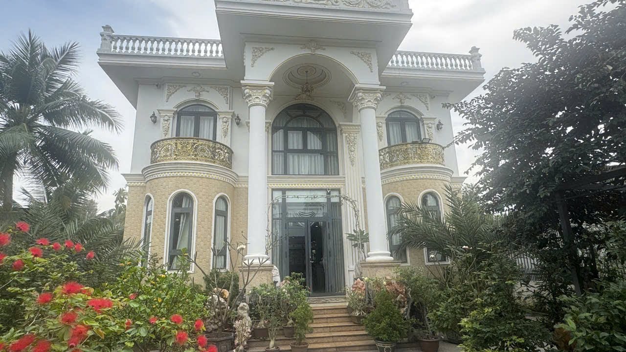 BIỆT THỰ TÂN CỔ ĐIỂN ĐẸP MÊ LY 1,300MV TOÀN ĐỒ CỔ GIÁ TRỊ TIỀN TỶ NỘI THẤT CAO CẤP TẶNG HẾT LUÔN 