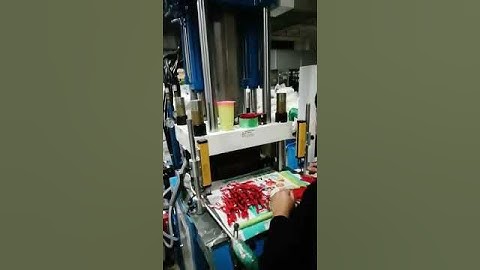 Toothbrush handle making injection molding machine Vertical type