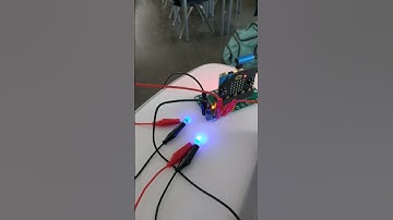 micro:bit flashes two LEDs after loud sound
