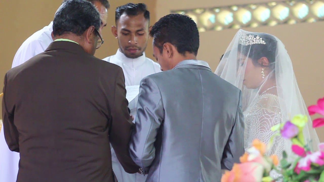 Pernikahan suci umat Katolik di Nagekeo - YouTube