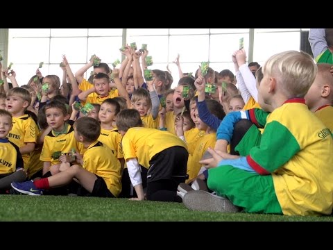 Video: Futbolo Treneris Stebuklingai Vėl Vaikšto Po Insulto