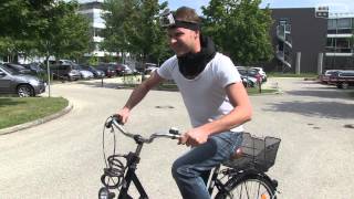 Florian Weiss testet den Fahrrad-Airbag @ ANTENNE BAYERN - YouTube