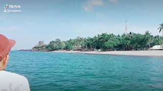 nikmati pemandangan indah dari tengah laut sambil naik perahu