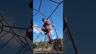 Umay Dev Kaydırağa Tırmanıyor