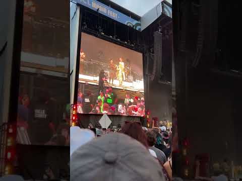PinkPantheress and Paramore perform “Misery Business” (Live at ACL 10/16/22)