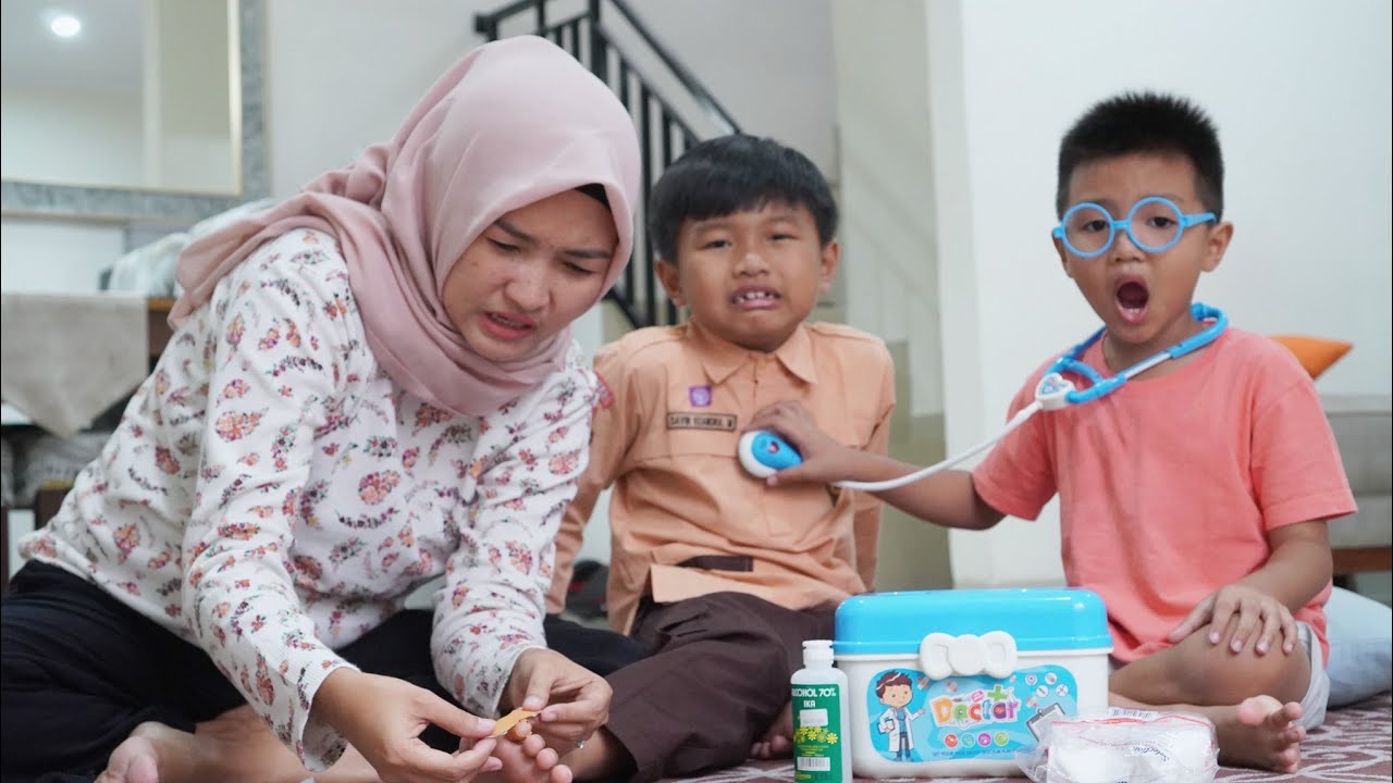 KAKI DAVIN SAKIT DAN VINO JADI DOKTER DOKTERAN _ Drama Anak | Davino Vlog