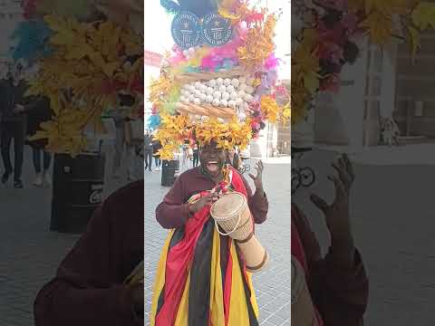 Der berühmte Eiermann Künstler Tänzer