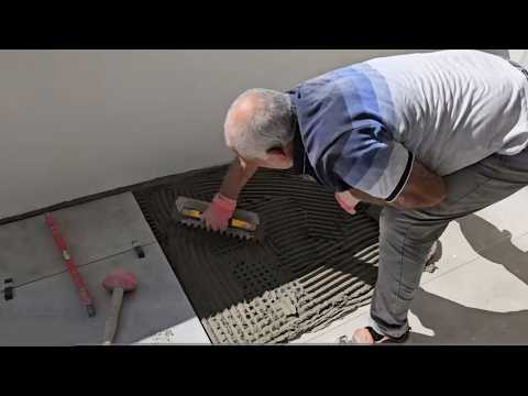 A Master of Many Years! Still Tiles Ceramics at 65 and Does His Job Meticulously!