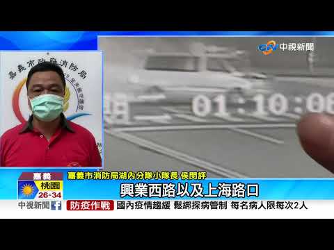 碰! 廂型車高速撞上 小貨車駕駛噴飛倒路│中視新聞 20210908