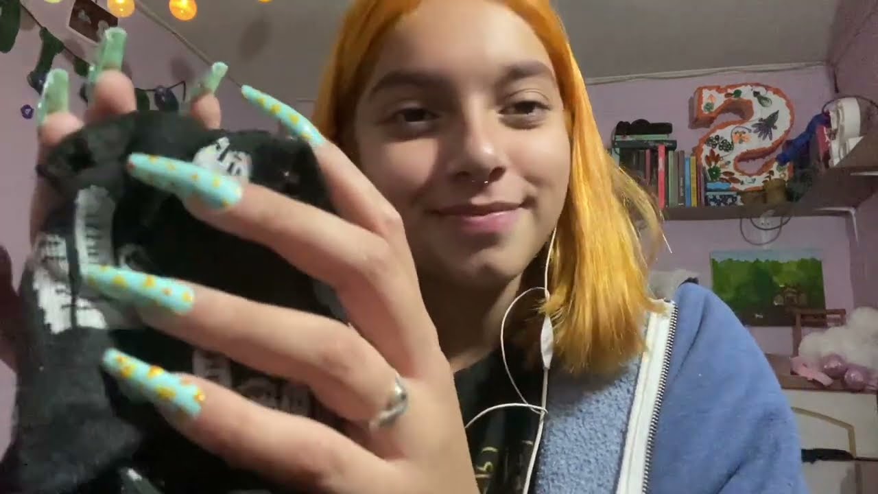 ASMR MASAJE CRANEAL CON EL CALCETÍN| COSQUILLAS ASEGURADAS| SOFIWI