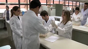 Como é feito o diagnóstico laboratorial da candidíase?