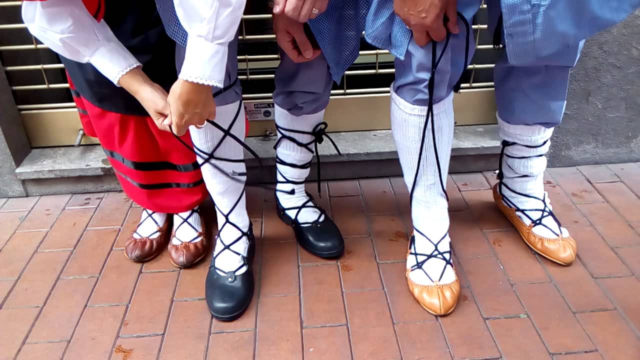 Martinikos. Como atar las albarcas