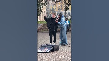 Thumbnail of Alfa duetta a sorpresa sulle note de "Il filo rosso' con Giolin", artista di strada