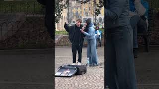 Alfa Duetta A Sorpresa Sulle Note De Il Filo Rosso Con Giolin, Artista Di Strada