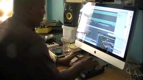 Music Sampling with Logic 9 and Akai Mpd 18 vid 1(Makings of You)