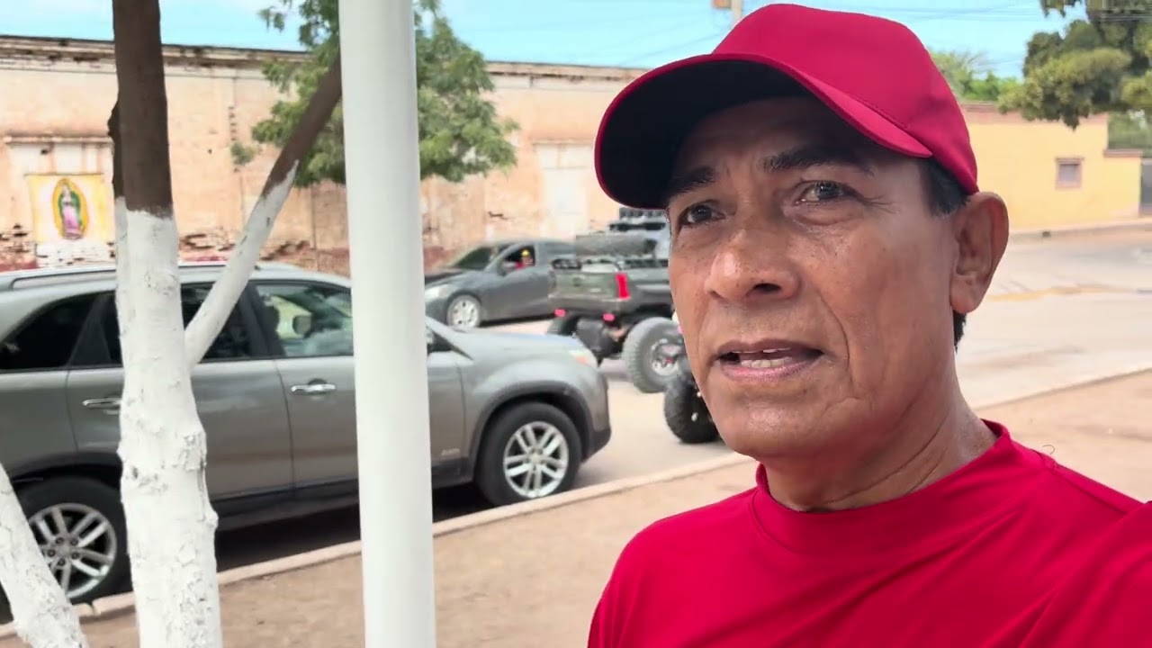 Muchos visitantes en las vendimias y restaurantes, en la plaza de Pueblo Viejo, Navojoa, Son.