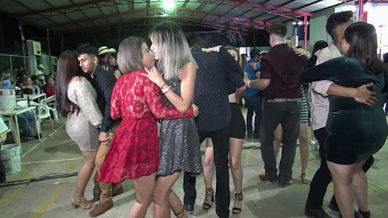 La chava de vestido rojo Que chulo baila !!- Este baile es 100%  tierra caliente