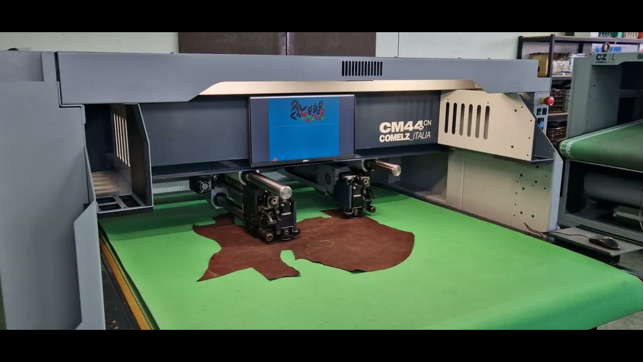 Fully refurbished leather cutting machine Comelz Cm44plus (2011) with two heads and conveyor.