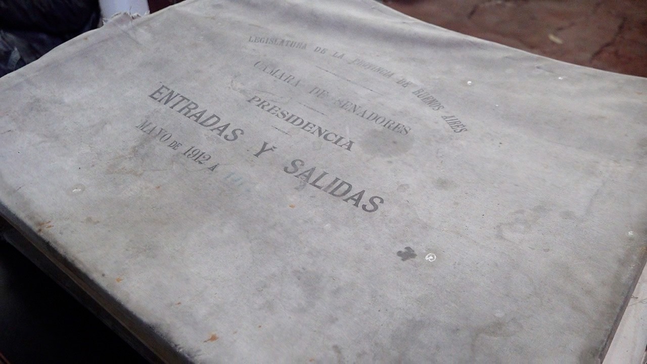 Recuperan un libro histórico del Senado Bonaerense (1912) en La Plata: será donado al Estado