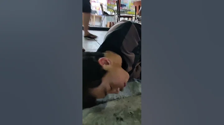 台湾某高中学生酒醉随地呕吐于地上，内容慎入，吃饭时不要观看。“酒精流盲”EP1 - 天天要闻