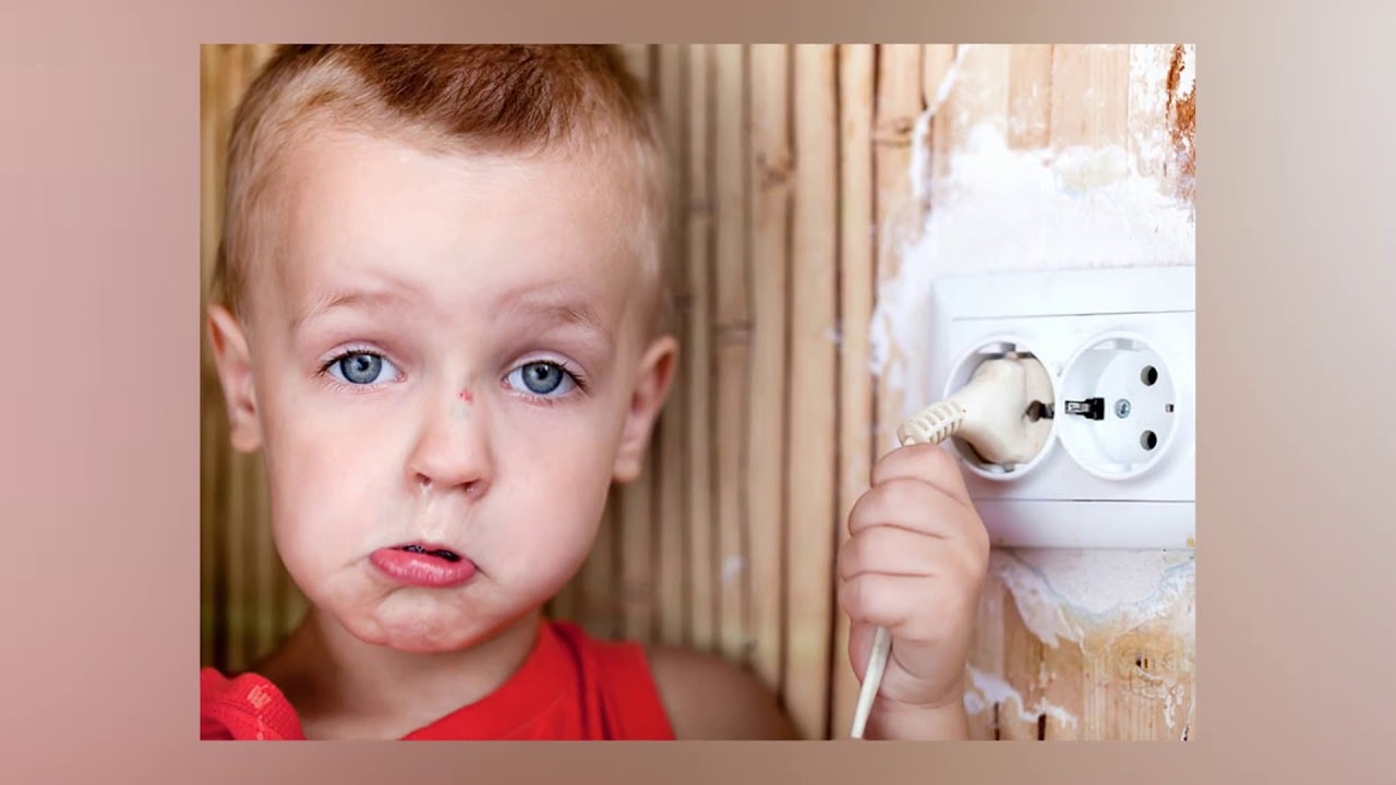 Из розетки идет вода