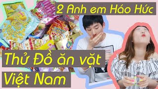2 Anh em Háo Hức Thử Đồ ăn vặt Việt Nam