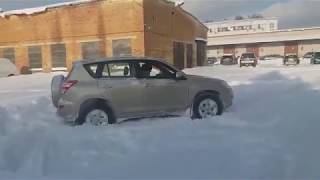 Suzuki Grand Vitara и Toyota Rav4 Покатушки по заснеженной парковке Suzuki Grand Vitara и Toyota Rav4 Покатушки по заснеженной парковке