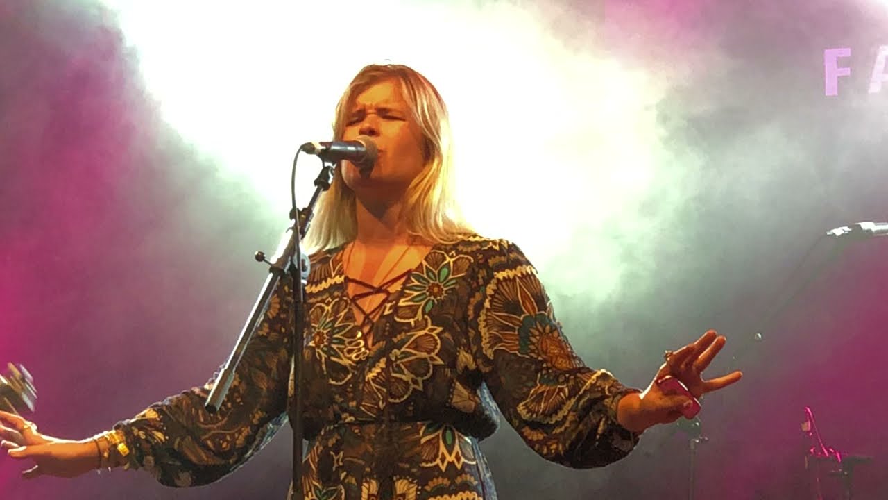 Смотреть «Lisa Lystam Family Band - Glory» на YouTube Смотреть «Lisa Lystam Family Band - Glory» на YouTube