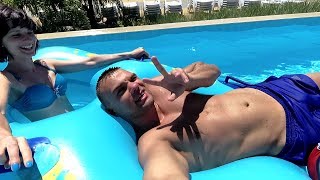 Кирилловка, Аквапарк! Весело плаваем в бассейне на надувном круге