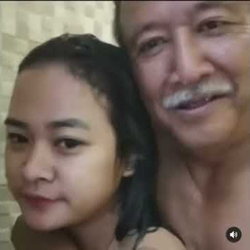 Mbah kung mandi bareng cewek sexy (kakek sugiono indonesia)