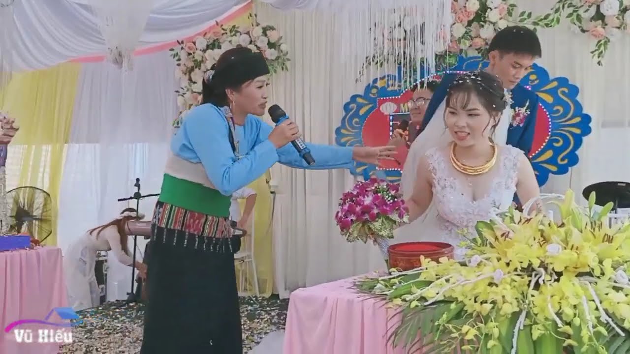 Lê Thị Dần làm cho Quan viên hai họ cười ngất ngây trong đám cưới