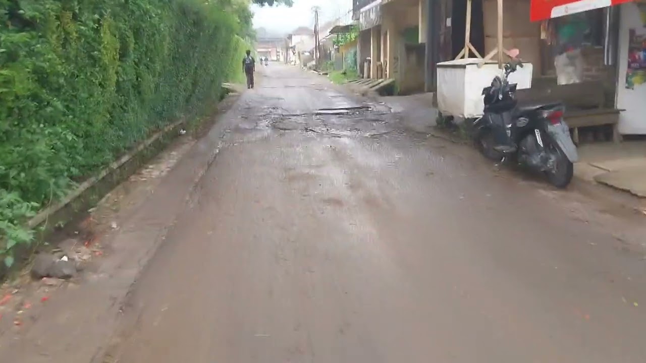 mengantarkan penumpang ke cibolerang .karang pawitan .garut