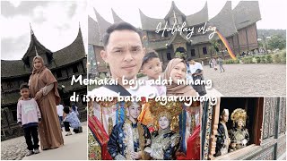 berkunjung ke istano basa pagaruyuang dan memakai baju adat minang