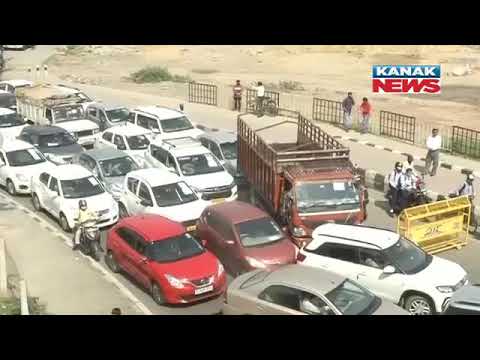 Lockdown 2 0 Heavy Traffic Jam Seen At Delhi Up Border Youtube