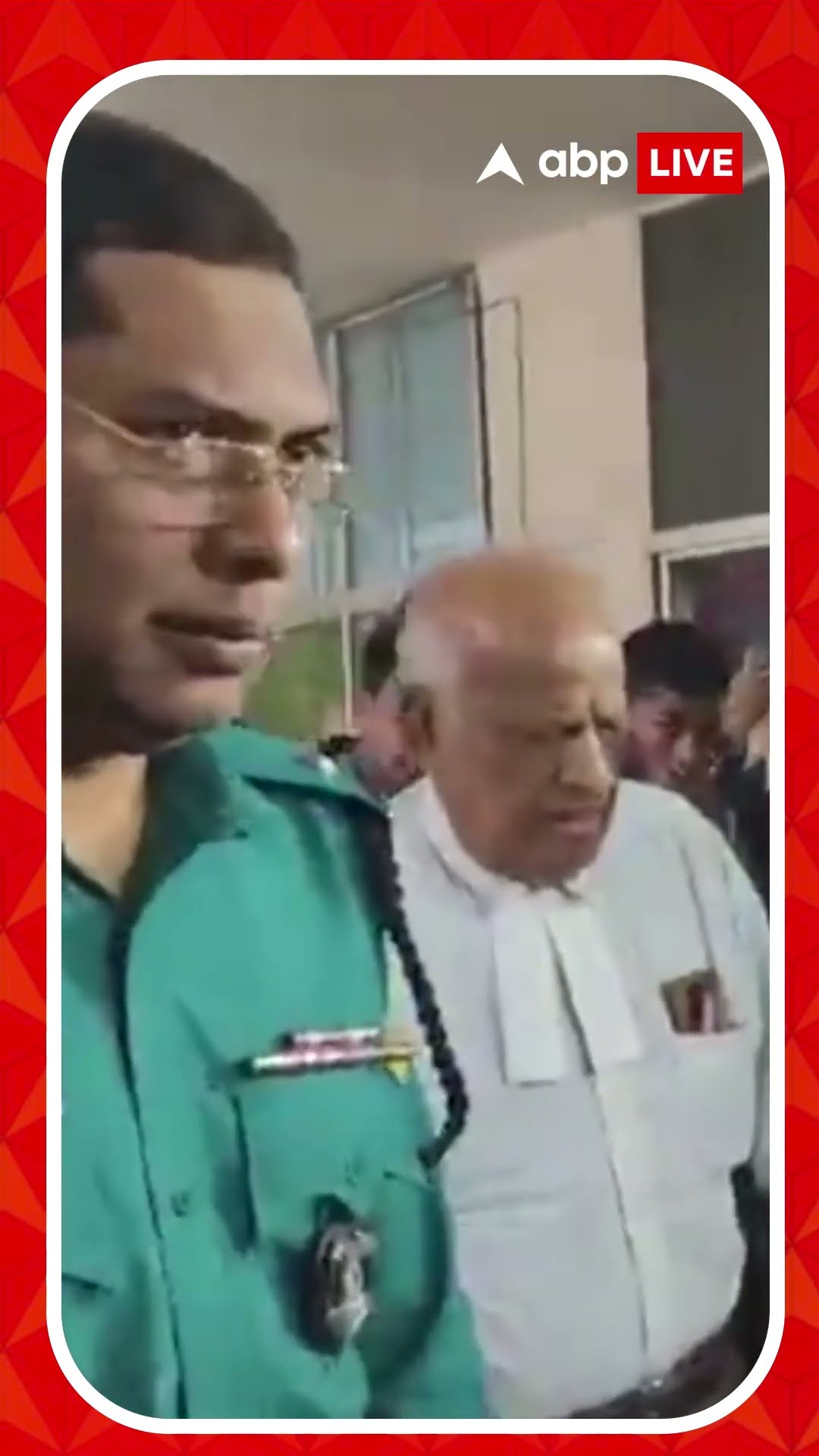 আদালতে পৌঁছলেন রবীন্দ্র ঘোষ, চিন্ময়কৃষ্ণের জামিন মামলার শুনানি এগিয়ে আনার দাবি জানাবেন তিনি