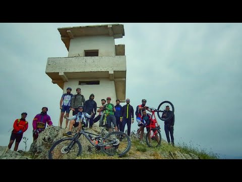 Vidéo: Un Cycliste En Terre Rase La Crête D'une Montagne Maigre - Réseau Matador