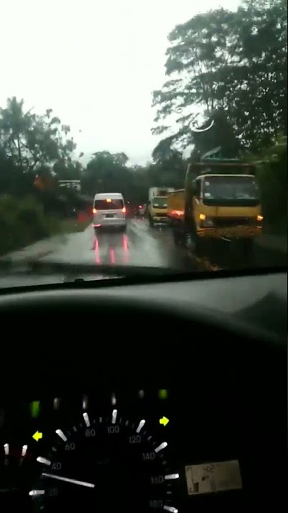 story Wa nyetir mobil, sore-sore pas lagi hujan😎