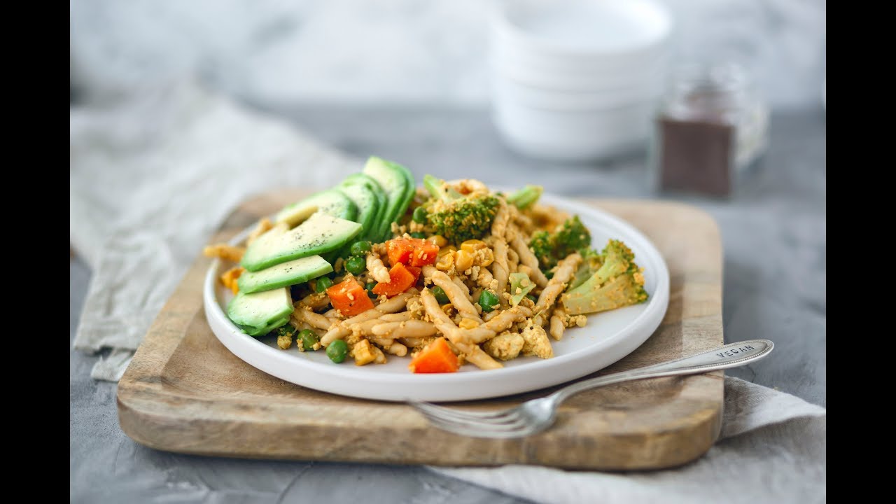 VEGAN EGG FRIED PASTA // tastes like real egg - YouTube