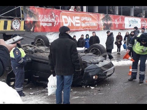 Мерседес упал с парковки Мерседес упал с парковки