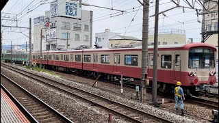 【5501F  大場工場入場甲種輸送（全検）】伊豆箱根鉄道5000系5505編成（緑色塗装） が5501編成（オールドカラー復刻塗装）をJR側へ推進移動させるシーン（2023.6.19.11:05）