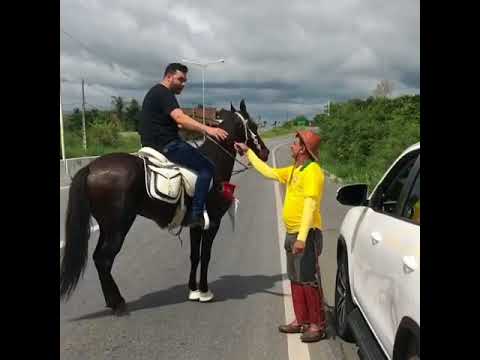 MANO WALTER DESTROCA CARRO NO CAVALO POR FALTA DE GASOLINA