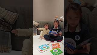 Doris对弟弟妹妹们耐心又温柔，陪着Owen读绘本、学说话，小小的年纪，却有着满满的、会爱人的能力。#Doris #叶海洋 @叶海洋（迪仕艾普）