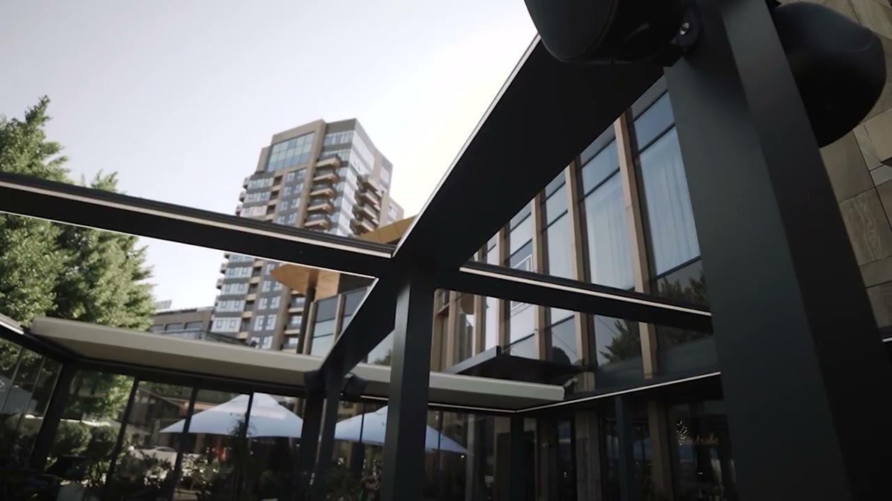 Terasa Fratelli Ristorante Iași cu pergole retractabile și sticlă glisantă Sun Leader (sunleader.ro)