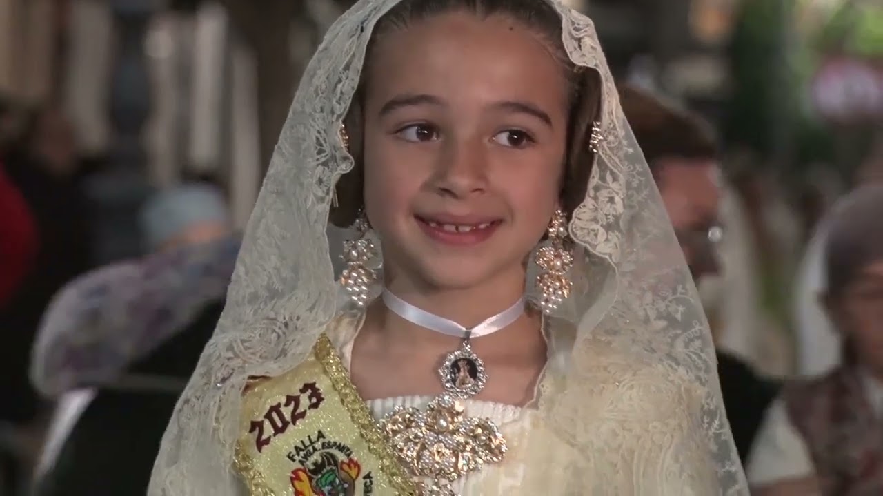 Ofrena de flors a la Mare de Déu de Sales.