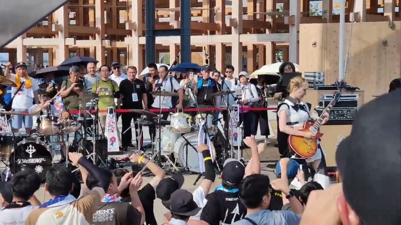 推し決定！万博で、たまたま通りすがりで見たガールズバンドが凄かった！TRiDENT？最後、長めの90度ペコリが謙虚でカワイイ好感度爆↑