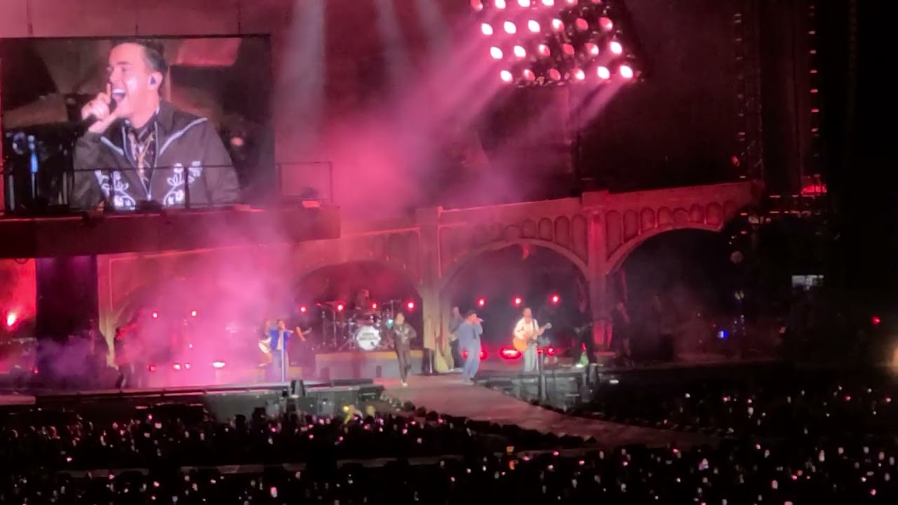 The Jonas Brothers - Beautiful Soul ft. Jesse McCartney (LIVE)