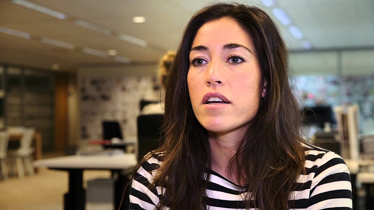 Flair's gasthoofdredacteur Naomi van As - YouTube